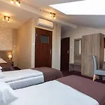 Maximum 3*